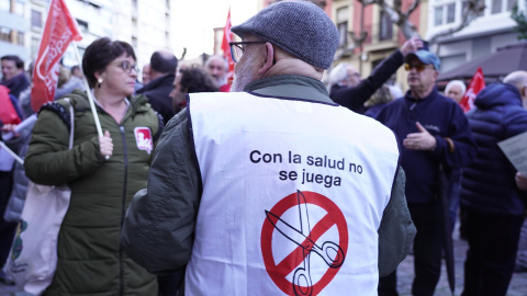 Varias personas durante una manifestación para que las residencias cumplan las ratios de personal, a 24 de febrero de 2024, en Logroño, La Rioja