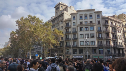 Manifestants tallen la Gran Via de Barcelona aquest divendres, en protesta per l'empresonament de vuit consellers. Unis x la República