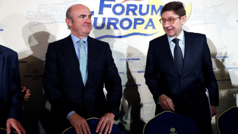 El ministro de Economía, Luis de Guindos, junto al presidente de Bankia, José Ignacio Goirigolzarri, al inicio del desayuno informativo del Fórum Europa. EFE/ Chema Moya