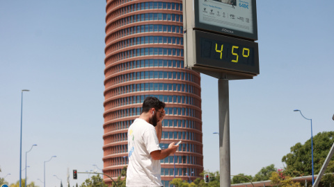 Un termómetro junto a la Torre Pelli marca 45 grados, a 24 de agosto en Sevilla (Andalucía, España).