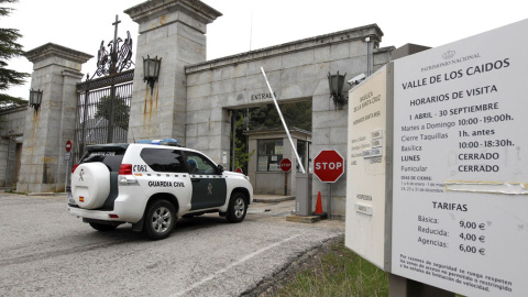 Los peritos que han iniciado los trabajos previos a la exhumación de los restos de cuatro personas en el Valle de los Caídos han llegado escoltados por patrullas de la Guardia Civil. EFE/Paolo Aguilar