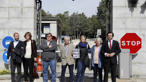 Miembros de las dos familias que han pedido las exhumaciones de sus allegados en el Valle de los Caídos y su abogado, Eduardo Ranz, a la entrada del recinto donde Patrimonio Nacional les ha impedido entrar. EFE