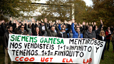 Trabajadores de Siemens Gamesa protestan contra los despidos anunciados en la compañía de aerogeneradores, en su sede en Zumudio (Vizcaya). REUTERS/Vincent West