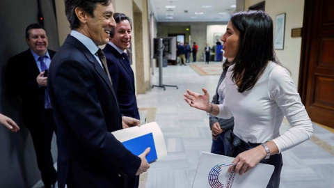 El portavoz parlamentario del PP, Rafael Hernando, charla con la portavoz de Unidos Podemos, Irene Montero, en los pasillos del Congreso. | EMILIO NARANJO (EFE)