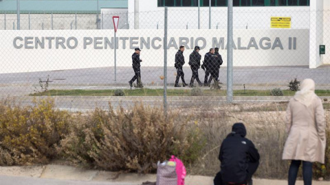 Un grupo de agentes de la Policía Nacional pasean por los alrededores del centro penitenciario Málaga II en Archidona (Málaga).- EFE