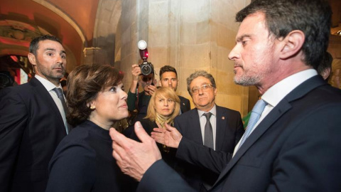 La vicepresidenta del Govern central, Soraya-Sáenz de Santamaria, amb l'exprimer ministre francès Manuel Valls. EFE / Marta Pérez.