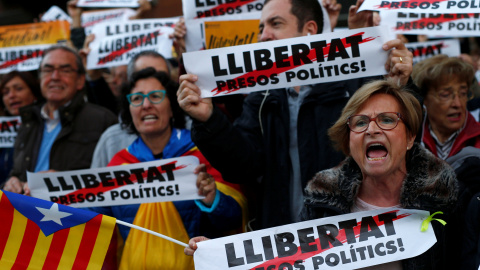 Manifestación en Barcelona reclamando la puesta en libertad de los líderes de ANC y Omnium Cultural y de los miembros cesados del Govern en prisión.. REUTERS/Javier Barbancho