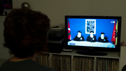 na mujer mira en televisión el anuncio de ETA de su disolución. REUTERS/Vincent West