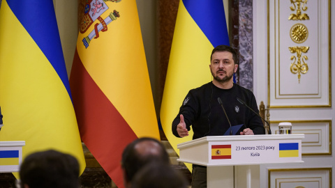 El presidente de Ucrania, Volodimir Zelenski, pronuncia un discurso a su llegada al Palacio Mariinski, a 23 de febrero de 2023, en Kiev (Ucrania).