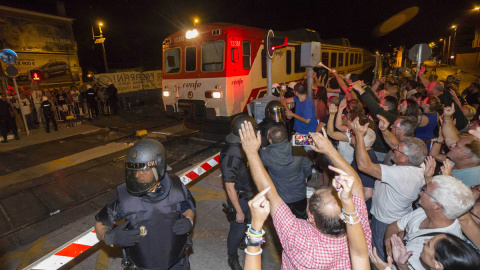 Efectivos de la Policía Nacional desalojaron a la fuerza a algunos vecinos en una de las protestas. EFE