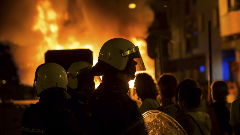 Imagen de un grupo de bomberos tras el incendio de varios contenedores de basura. EFE