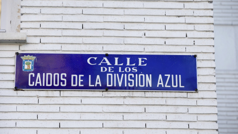 Placa identificativa de la calle Caídos de la División Azul de Madrid que cambiará su nombre en los próximos seis meses. EFE/Zipi