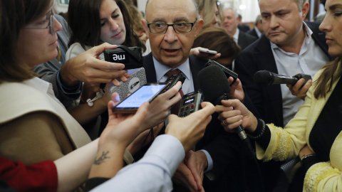 El ministro de Hacienda, Cristóbal Montoro, hace declaraciones a los medios en el Congreso de los Diputados. EFE/ Juan Carlos Hidalgo