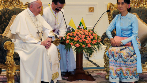 El papa Francisco y Aung San Suu Kyi, premio Nobel de la Paz en Birmania. /EFE