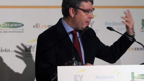 El ministro de Energía, Álvaro Nadal, durante la ponencia con la que participa en el desayuno del periódico 'El Economista', en Madrid. EFE/ J.J.Guillen