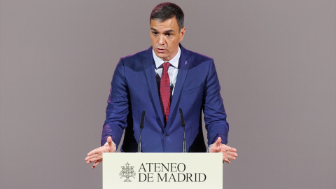 El presidente del Gobierno en funciones y secretario general del PSOE, Pedro Sánchez, interviene en un encuentro en el Ateneo de Madrid.