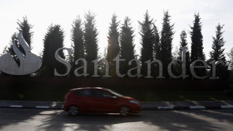 Entrada de la sede corporativa del Banco Santander en Boadilla del Monte (Madrid). REUTERS