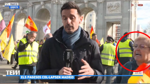 El momento en que una espontánea interrumpe a un reportero de TV3 en Madrid.