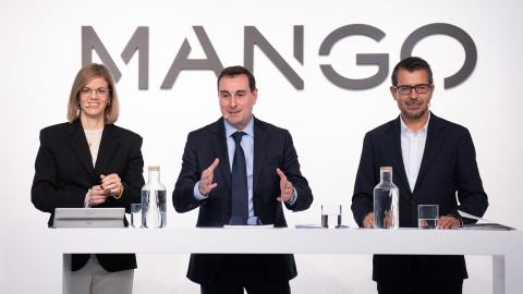 (I-D) La directora financiera de Mango, Margarita Salvans; el consejero delegado de Mango, Toni Ruiz, y el director global de Retail, César de Vicente, durante la rueda de prensa de presentación de resultados de 2023 de la cadena de moda. E.P./David Zor