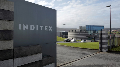 El logo de Inditex, en la entrada de la factoría de Zara en Arteixo (A Coruña), donde tiene la sede la multinacional textil gallega. REUTERS/Miguel Vidal