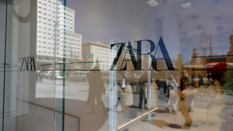 El logo de Zara, en la principal enseña de Inditex, en el escaparate de su tienda en la Plaza de España de Madrid, una de las mayores del mundo. REUTERS/Juan Medina