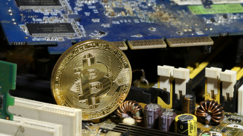 Un bitcoin sobre la placa base de un PC. REUTERS/Dado Ruvic