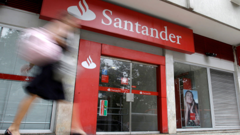 Una mujer pasa por delante de una sucursal de banco Santander en Rio de Janeiro. REUTERS/Sergio Moraes