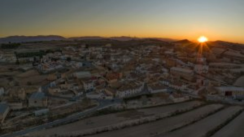 La batalla de Topares (Almería) por el salón social inmatriculado por la Iglesia que construyeron los vecinos hace 60 años