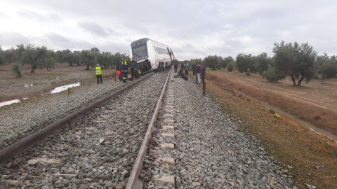 El tren accidentado en la localidad de Arahal.