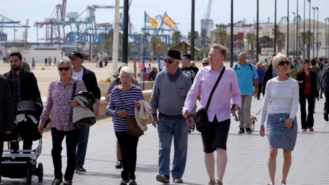 Varias personas paseando por la playa de Valencia. REUTERS/Heino Kalis