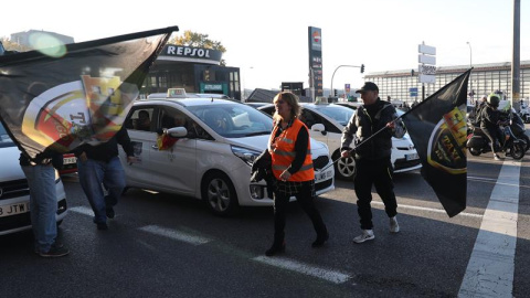 España amanece hoy sin taxis por la huelga de 24 contra Uber. / EFE