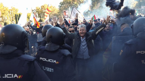 Carga policial durante la protesta de los taxistas contra Uber y Cabify en Madrid. EUROPA PRESS