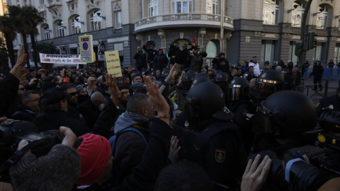 Carga policial durante la protesta de los taxistas contra Uber y Cabify en Madrid. EUROPA PRESS