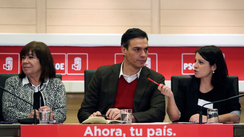 El secretario general del PSOE, Pedro Sánchez, junto a la presidenta, Cristina Narbona, y la vicesecretaria general, Adriana Lastra, en la reunión de la Comisión Permanente de la Ejecutiva Federal del PSOE, en la sede de Ferraz. EFE/ Chema Moya