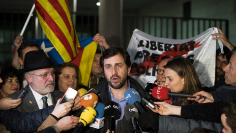 El ex conseller de la Generalitat de Cataluña, Toni Comín, habla ante la prensa en Bélgica. AFP