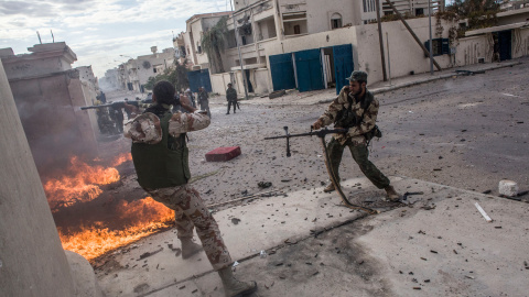 Combatientes rebeldes disparan contra las posiciones del Ejército libio en Sirte, Libia, 2011.- MANU BRABO