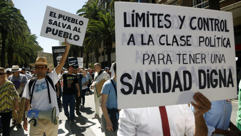 Detalles de la manifestación en defensa de una sanidad pública, a 25 de marzo de 2023 en Málaga, (Andalucía).