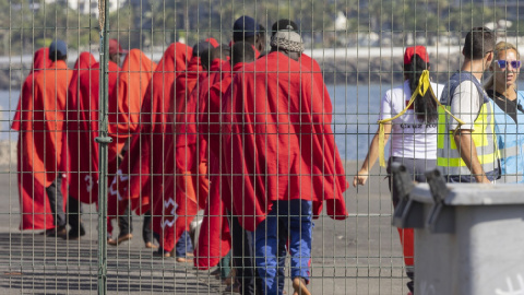 Salvamento Marítimo ha rescatado este lunes a 363 migrantes que viajaban a bordo de tres cayucos en aguas próximas a Canarias.