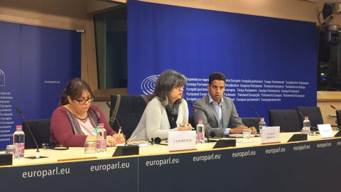 Rueda de prensa en el Parlamento Europeo de Paloma López, eurodiputada de IU, la activista Isabel Lourenco y el también activista y refugiado saharaui Hassana Alia