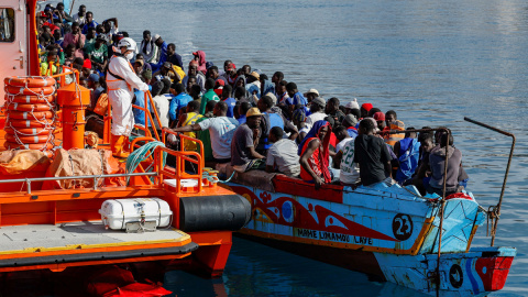 Más de cien personas migrantes llegan al muelle de Arguineguín, en Gran Canaria, tras ser rescatados por Salvamento Marítimo el 4 de septiembre de 2023.