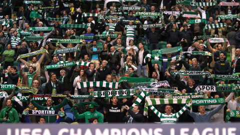 Los aficionados del Sporting de Lisboa, en el partido de su equipo contra el Olympiacos, de la Champions League, en el Estadio Jose Alvalade de la capital portuguesa. REUTERS/Pedro Nunes