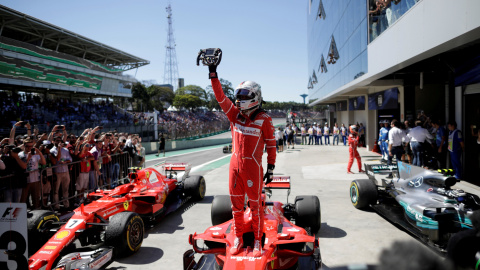 El piloto Sebastian Vettel celebra su victoria al volante de un Ferrari en el Gran Premio de Brasil, de la Fórmula 1, el pasado 12 de noviembre. REUTERS/Ueslei Marcelino