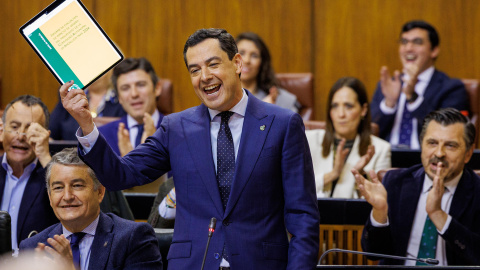 07/03/2024.- El presidente andaluz, Juanma Moreno, muestra una tableta en una de sus intervenciones en la sesión de control al Gobierno que ha tenido lugar este jueves en el Parlamento de Andalucía en Sevilla.