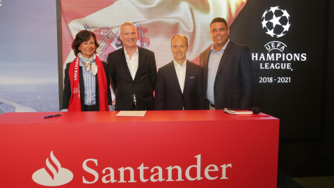 La presidenta del Banco Santander, Ana Botín, el director de Marketin Guy-Laurent Epstein, el consejero delegado de Santander España, Rami Aboukhair, y el exfutbolista Ronaldo Nazario da Lima. E.P.