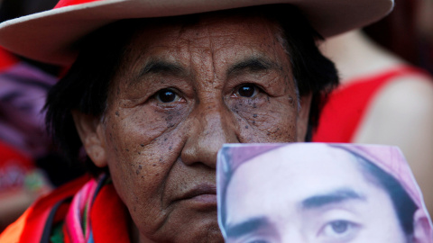 Un activista mapuche sostiene el reptrato del joven asesinado, Rafel Nahuel, durante una protesta en Buenos Aires.- REUTERS