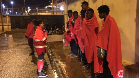 Algunos de los 13 migrantes que lograron entrar en España son atendidos por la Cruz Roja de Ceuta./Twitter @CruzRojaCeuta