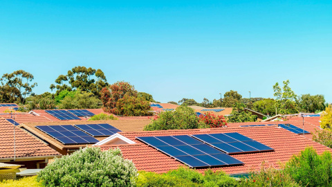 Tejados con paneles solares.