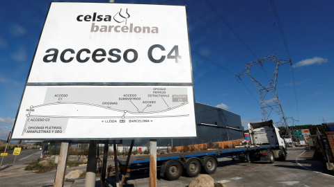 Un camión entra en la planta de la siderúrgica Celsa en Castellbisbal, cerca de Barcelona. REUTERS/Albert Gea