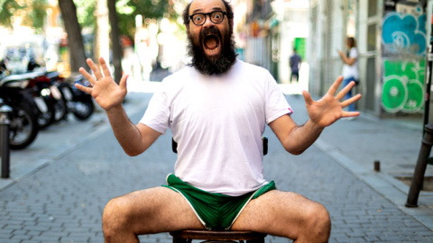 Ignatius Farray profiere su ya clásico grito sordo en mitad de Malasaña. CHRISTIAN GONZÁLEZ