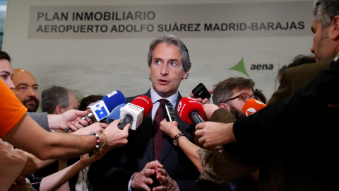 El ministro de Fomento, Íñigo de la Serna, hace declaracines a los periodistas tras la presentación del Plan Inmobiliario de Aena, el gestor aeroportuario español, del Aeropuerto Adolfo Suárez Madrid-Barajas. EFE/ Chema Moya